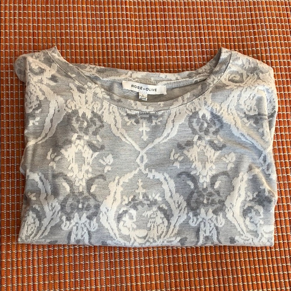 Gray patterned top - Picture 4 of 6